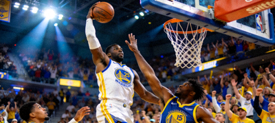 NBA总决赛现场激烈对抗球员扣篮瞬间高清图片
